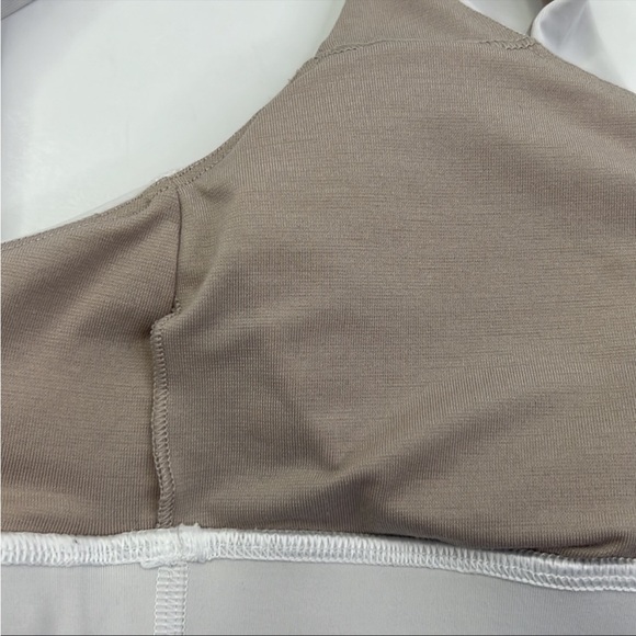 Lululemon white energy sports bra size 4 criss cross straps - Picture 7 of 7